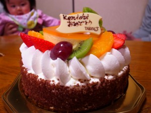 ケーキとそれを見つめるリリィ